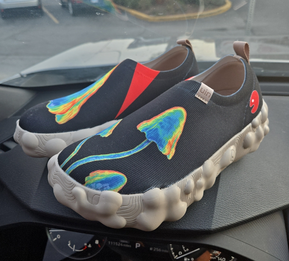 UIN Mysterious Plant 2 Toledo Black Slip-On Shoes with Vibrant Mushroom Art